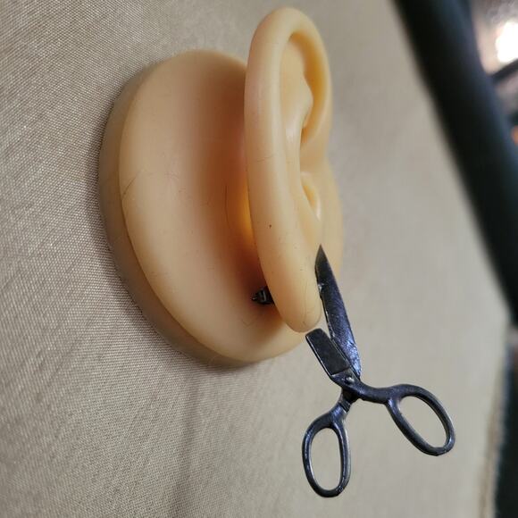 Edgy industrial scissor shaped illusion earrings - Picture 3 of 6